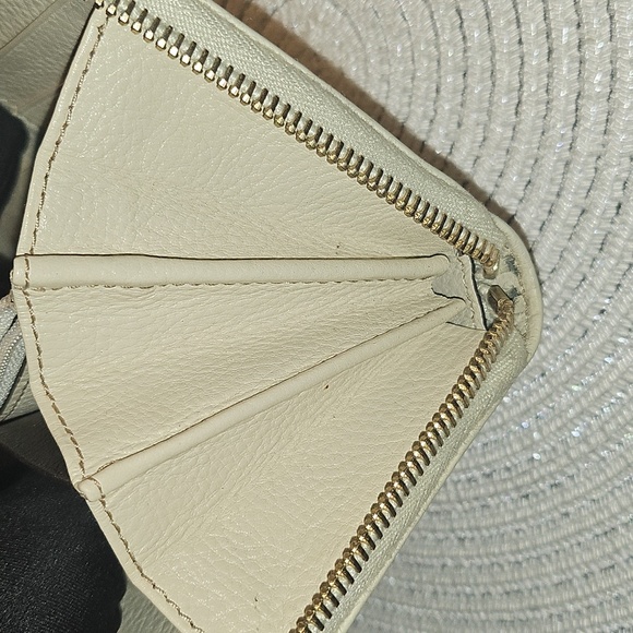 Authentic Gucci Cream Wallet - Picture 4 of 8